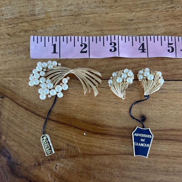 Vtg CROWN TRIFARI Brushed Gold Tone Faux Pearls Earrings Clip On Pin Brooch Set - Picture 11 of 13